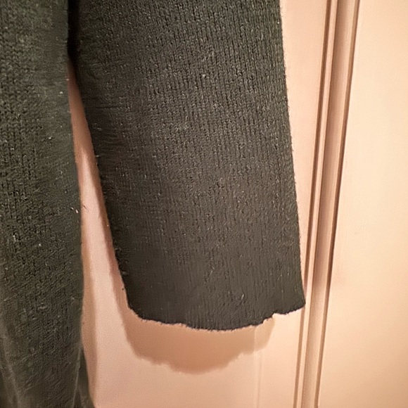 Tuckernuck Women's Green Collared Sweater - Picture 6 of 7